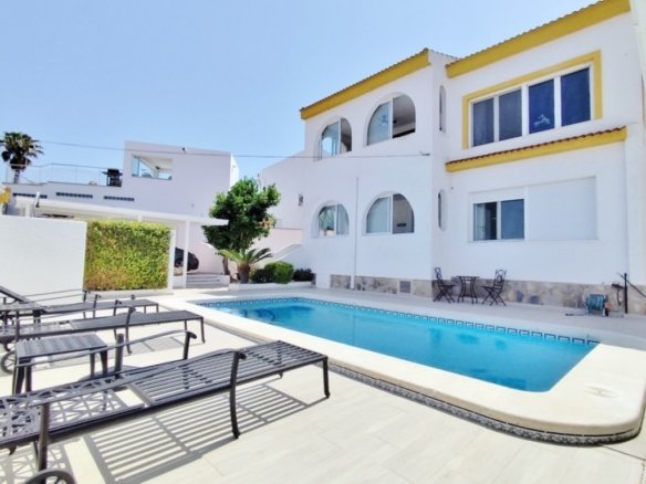 4 Bedroom 3 Bathroom Villa in San Miguel de Salinas o 1j8387qr31f1b2m2137lgaq1m6ki0