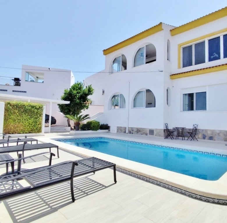 4 Bedroom 3 Bathroom Villa in San Miguel de Salinas o 1j8387qr31f1b2m2137lgaq1m6ki0