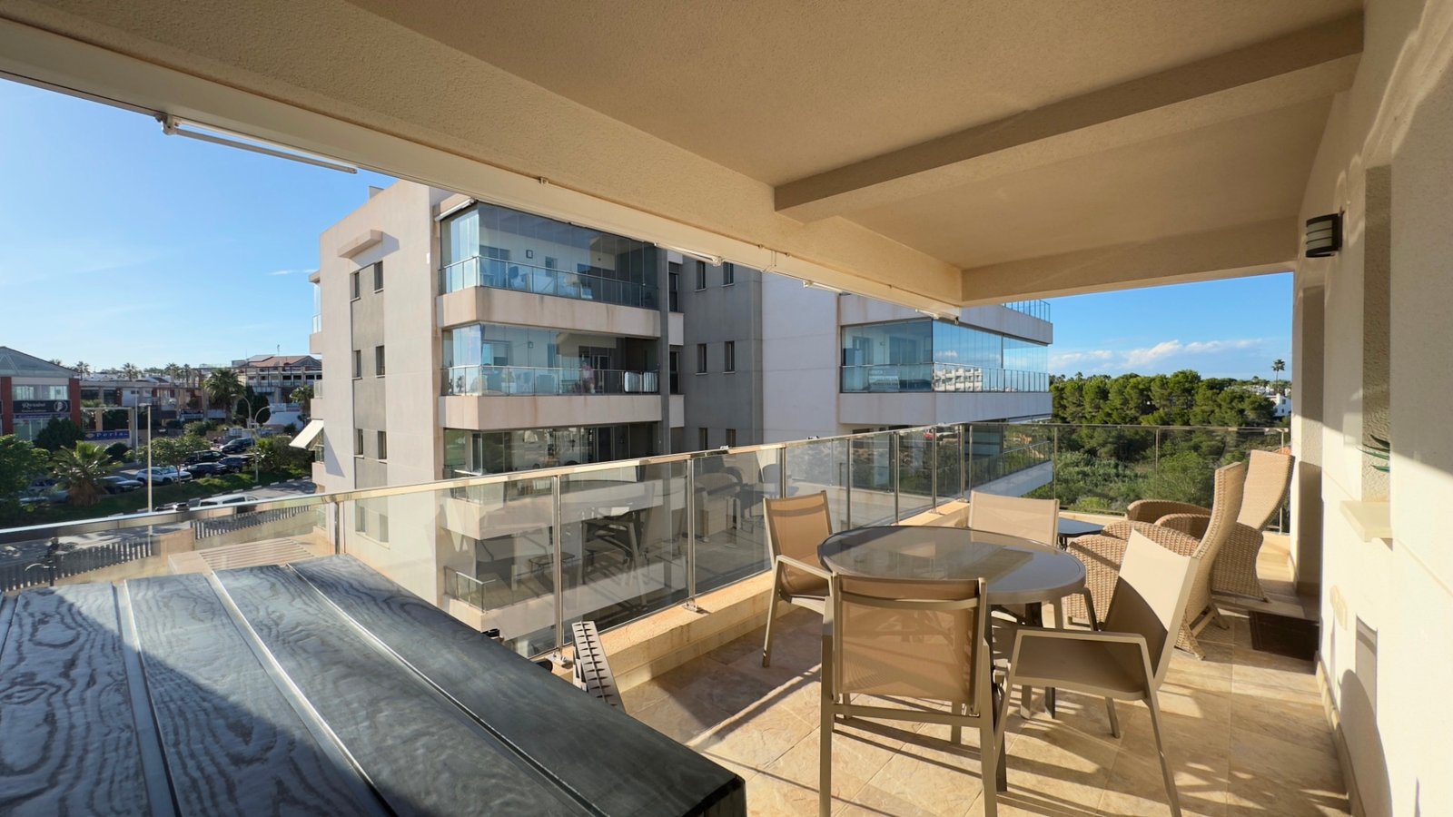 o_1j8jm18702akljt1e5e1ni3lv822