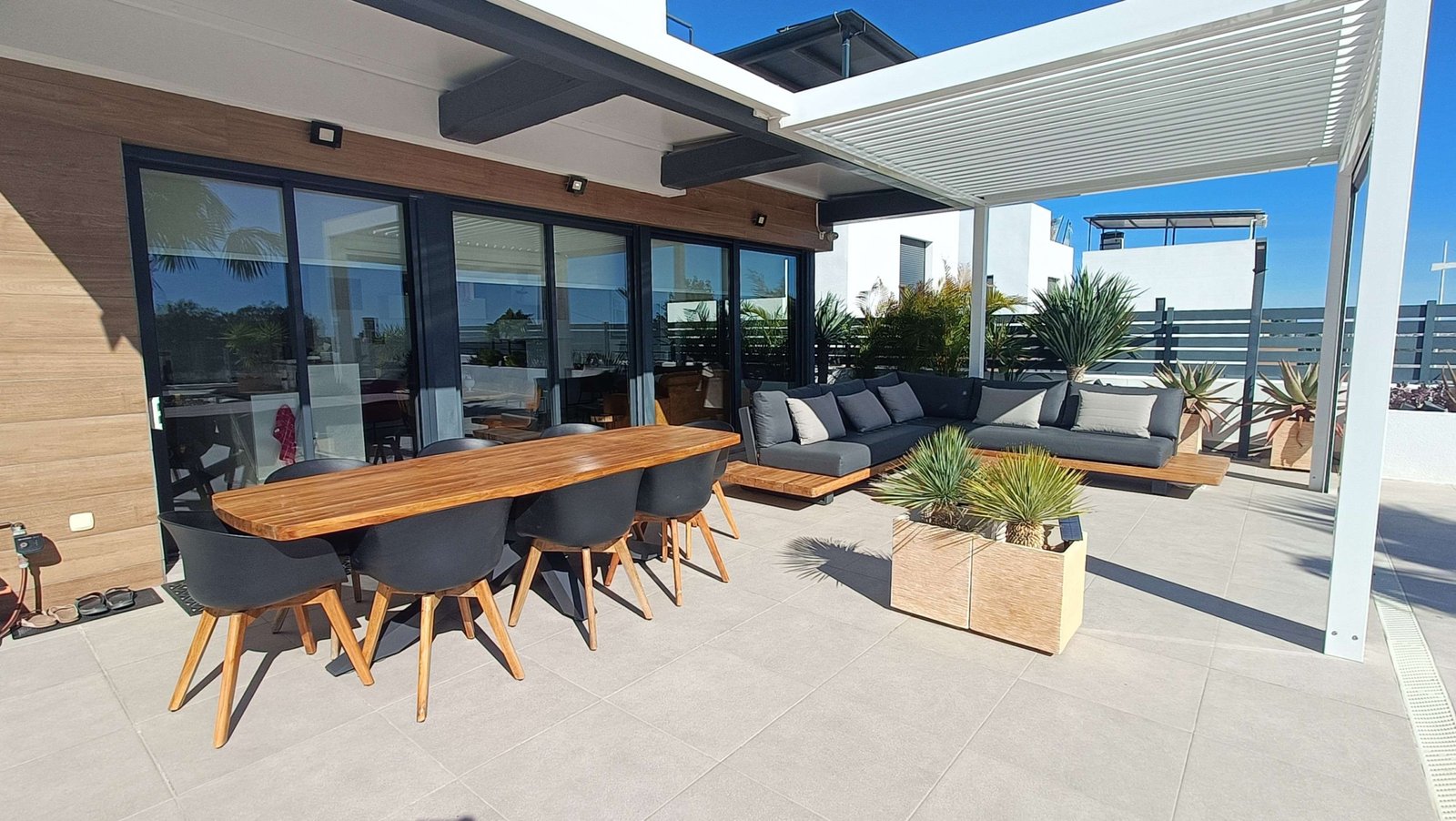 12852_stunning_detached_villa_with_heated_pool_and_large_underbuild_190226155558_57