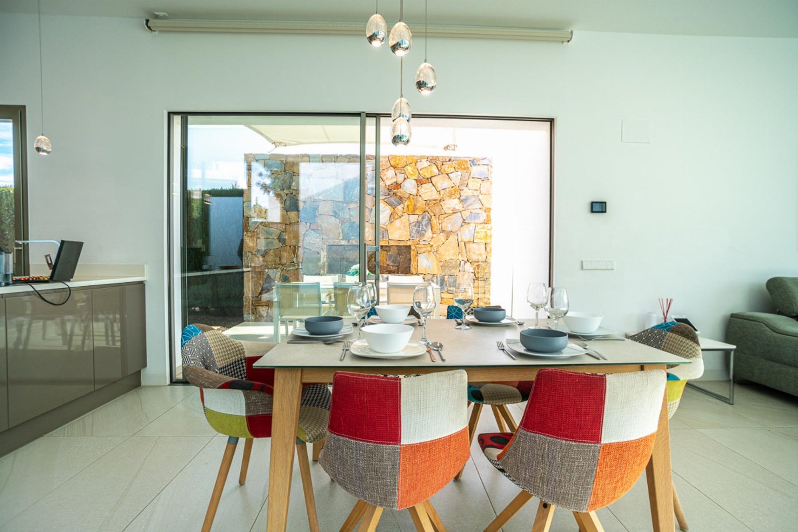 2118_o_1inor9h5u13526nrt935nl1hl820