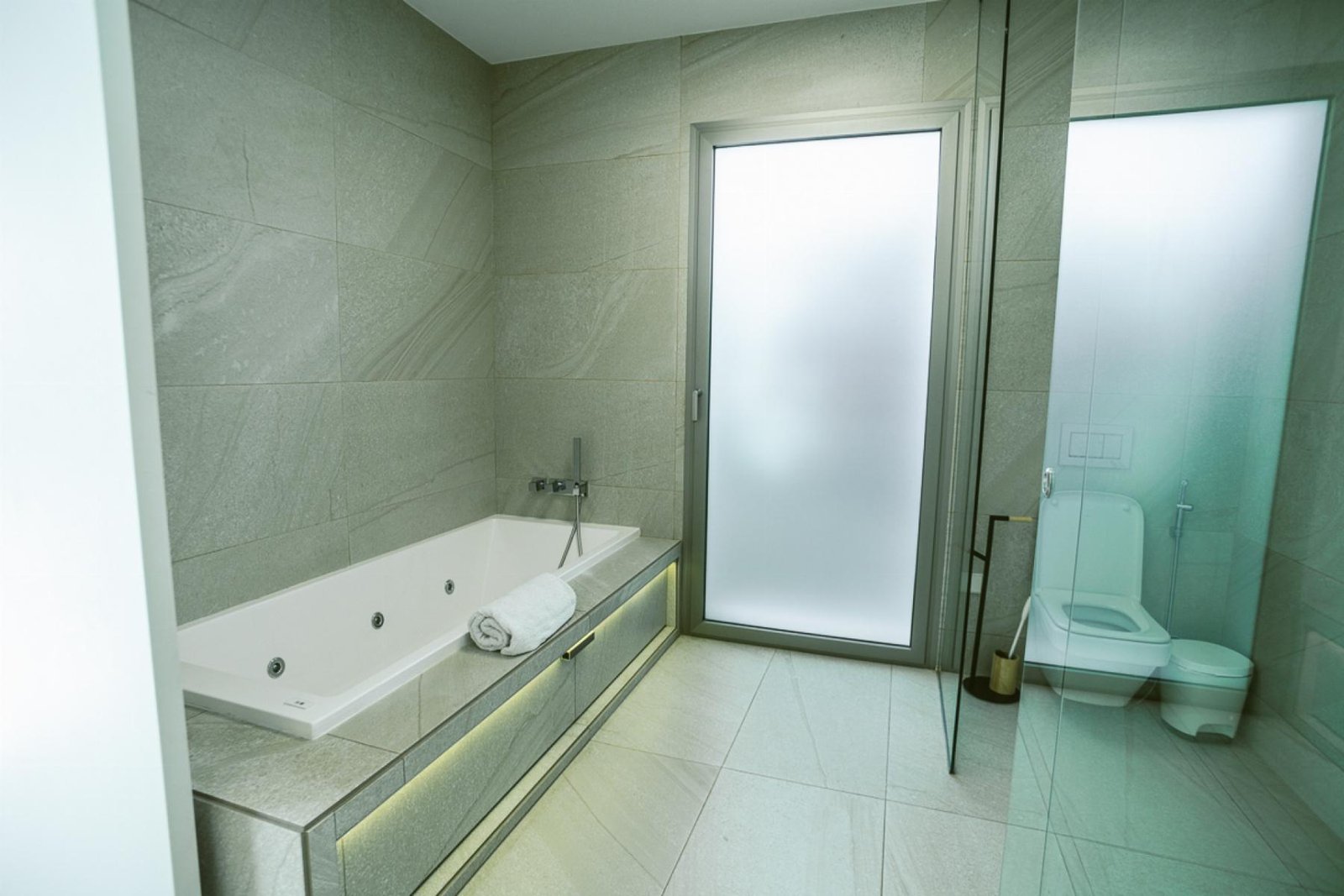 2118_o_1inor9h5u1didfarfbk1cam1fcr28