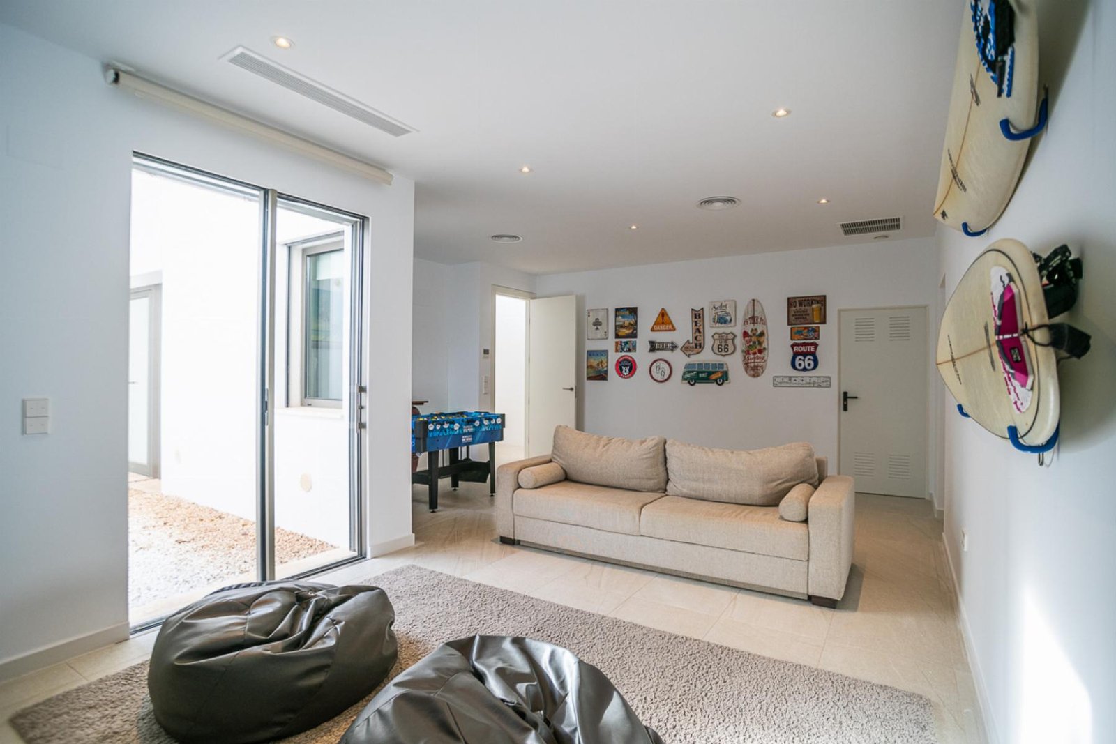 2118_o_1inor9h5u90m1frm1cer19b68ub2b