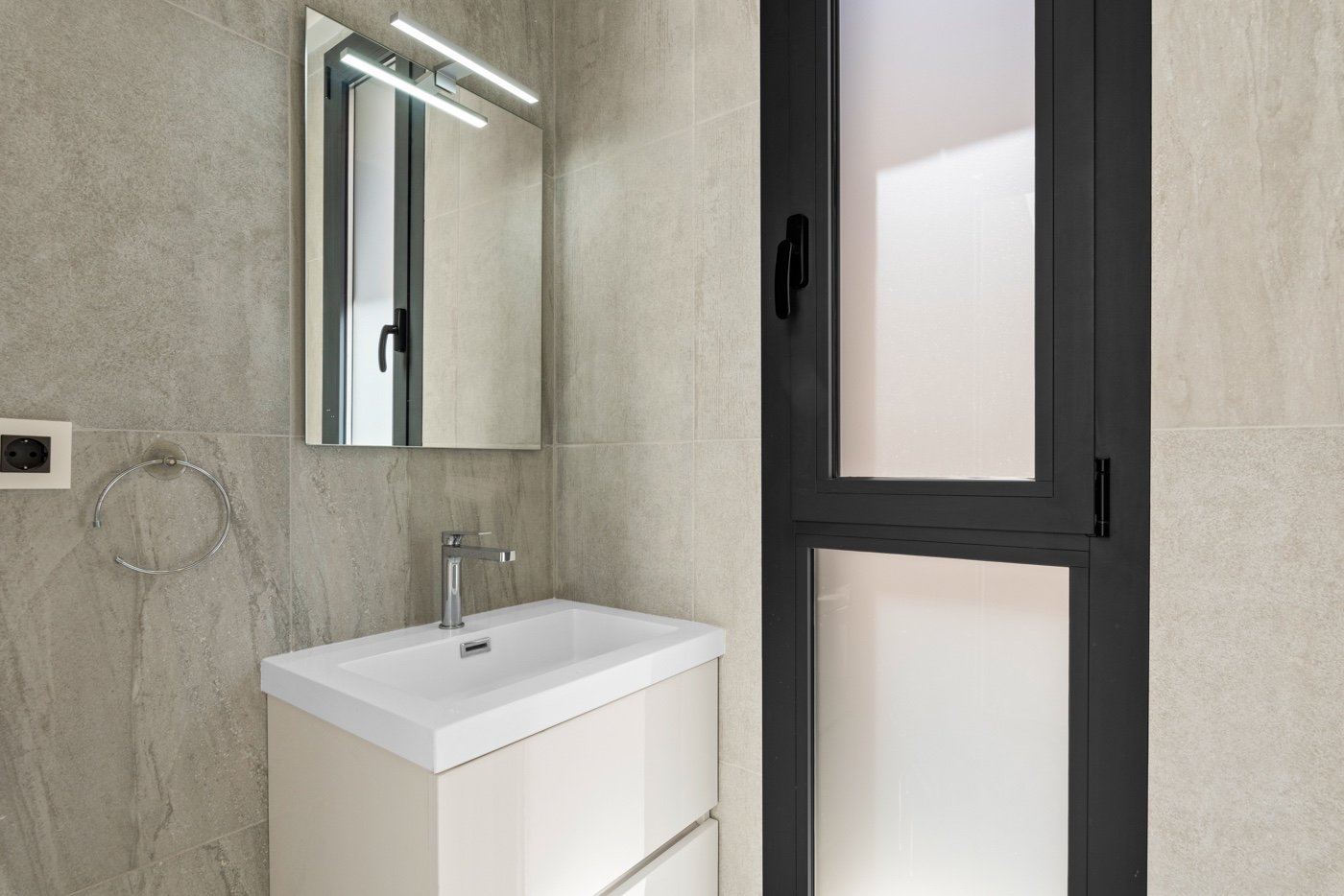 o_1ht6r1v1esdl1n56145f1c523qd36