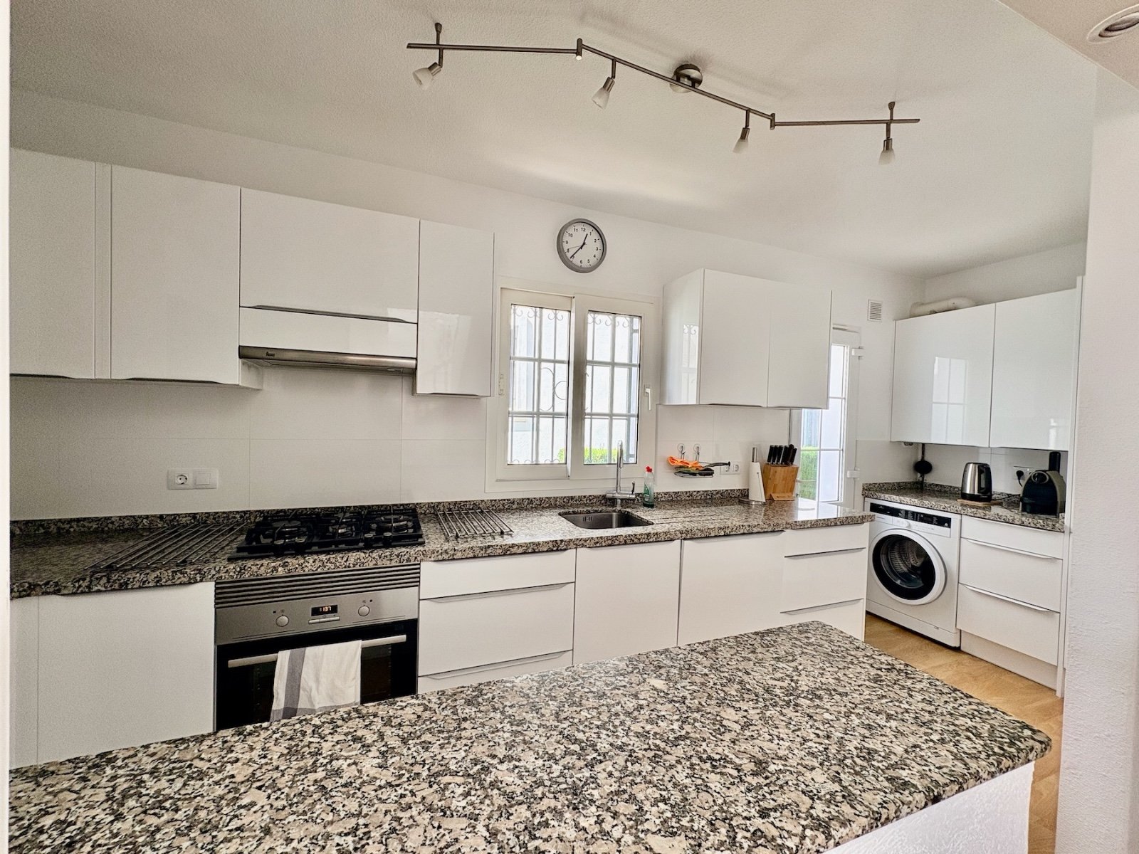 o_1jkdsg4g6fmuq9m1botdpq6ok3c