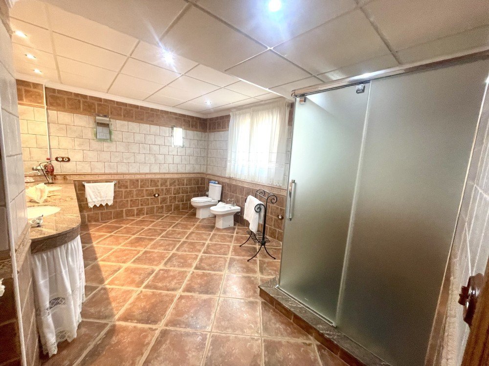 Main-Bathroom-2-CSH7