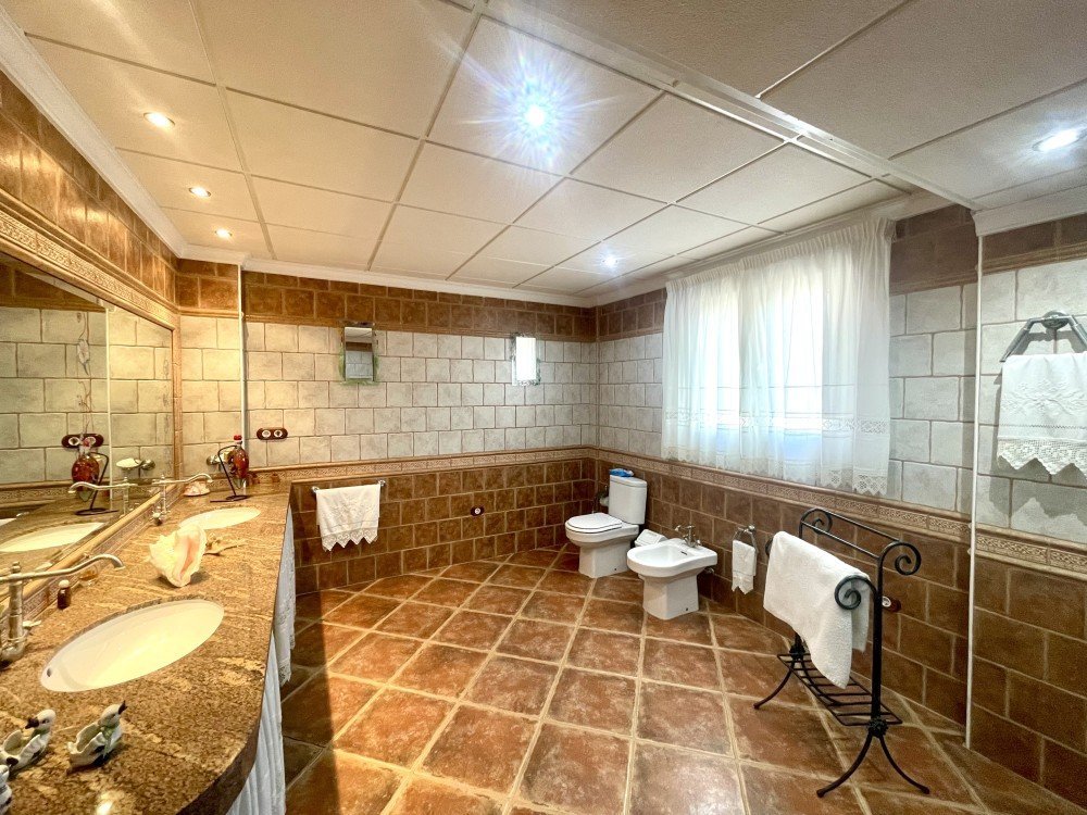 Main-Bathroom-CSH7