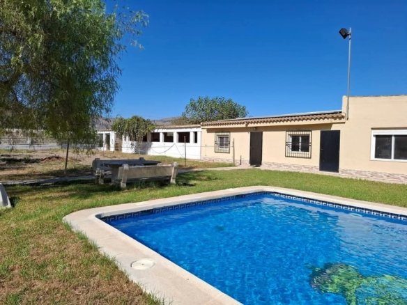 3 Bedroom 2 Bathroom Country House in Orihuela - Caza De Casa