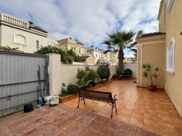 4 Bedroom 2 Bathroom Villa in Torrevieja - Caza De Casa