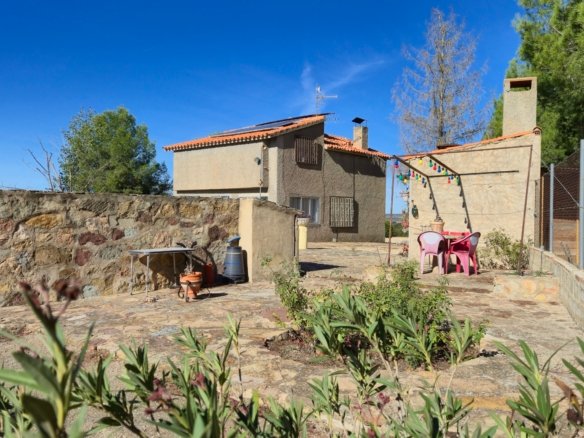 4 Bedroom 1 Bathroom Country House in Almansa - Caza De Casa