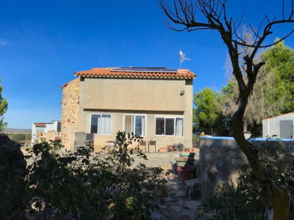 4 Bedroom 1 Bathroom Country House in Almansa - Caza De Casa