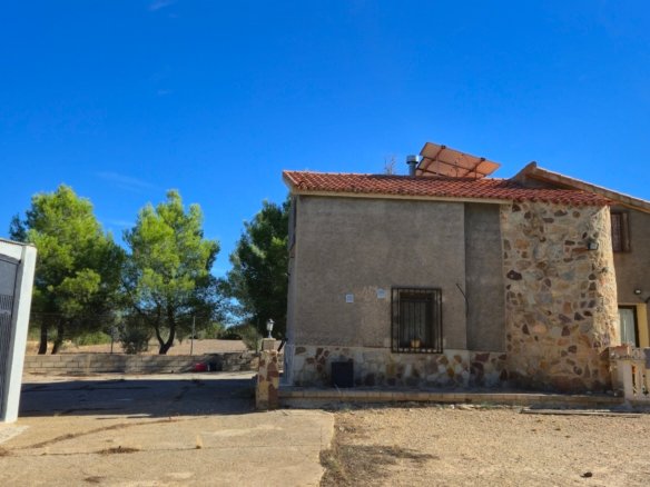 4 Bedroom 1 Bathroom Country House in Almansa - Caza De Casa