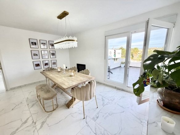6 Bed 2 Bath Villa in Villamartin - Caza De Casa