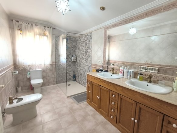 6 Bedroom 3 Bathroom Villa in Yecla - Caza De Casa