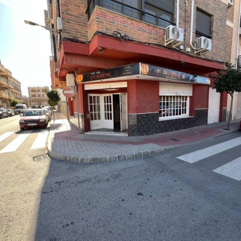2 Bathroom Commercial in Dolores - Caza De Casa