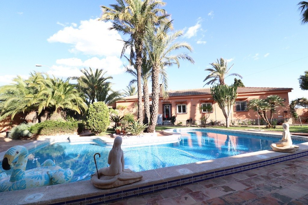 5 Bed 3 Bath Villa in Torrevieja - Caza De Casa
