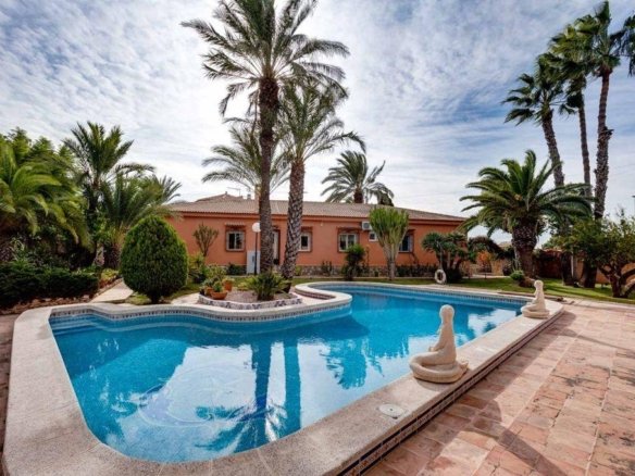 5 Bedroom 3 Bathroom Villa in Torrevieja - Caza De Casa