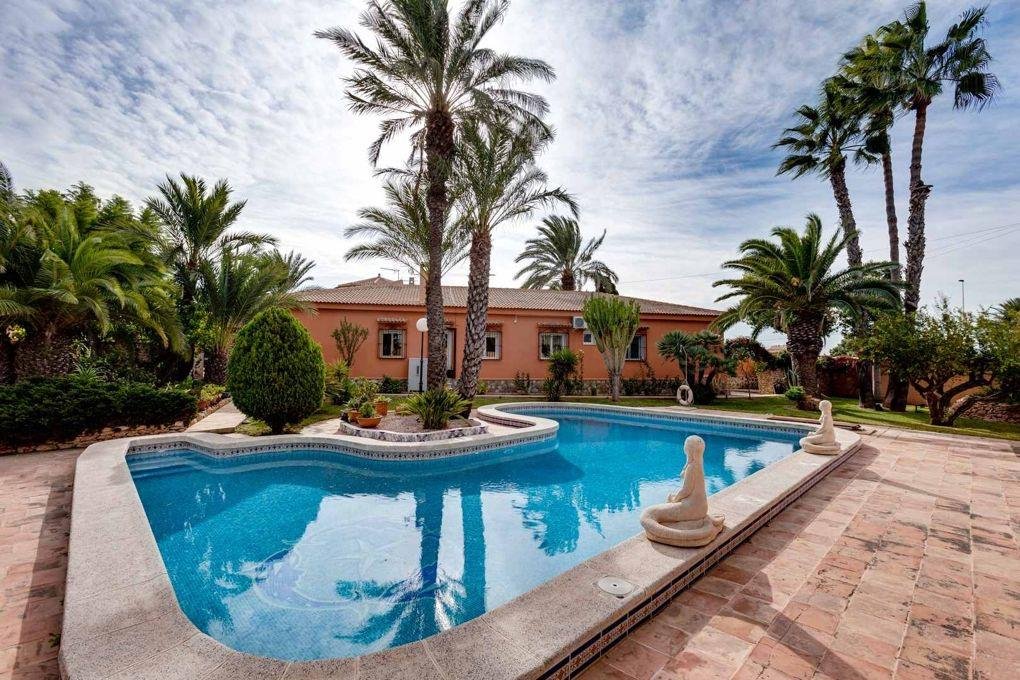5 Bedroom 3 Bathroom Villa in Torrevieja - Caza De Casa
