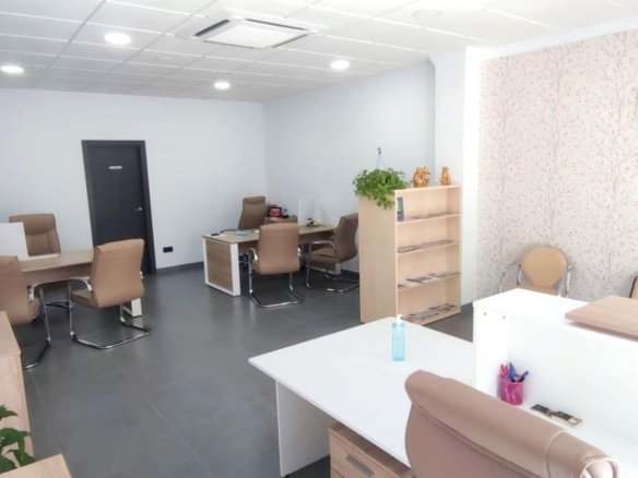 Commercial in Albolote - Caza De Casa