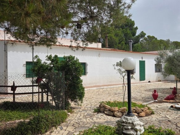 6 Bedroom 2 Bathroom Country House in Pinoso - Caza De Casa
