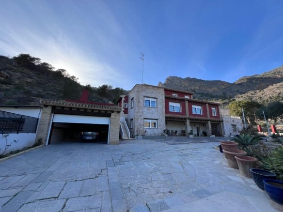 4 Bedroom 3 Bathroom Villa in Orihuela - Caza De Casa