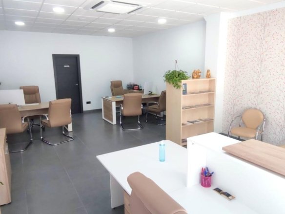 Commercial in Albolote - Caza De Casa