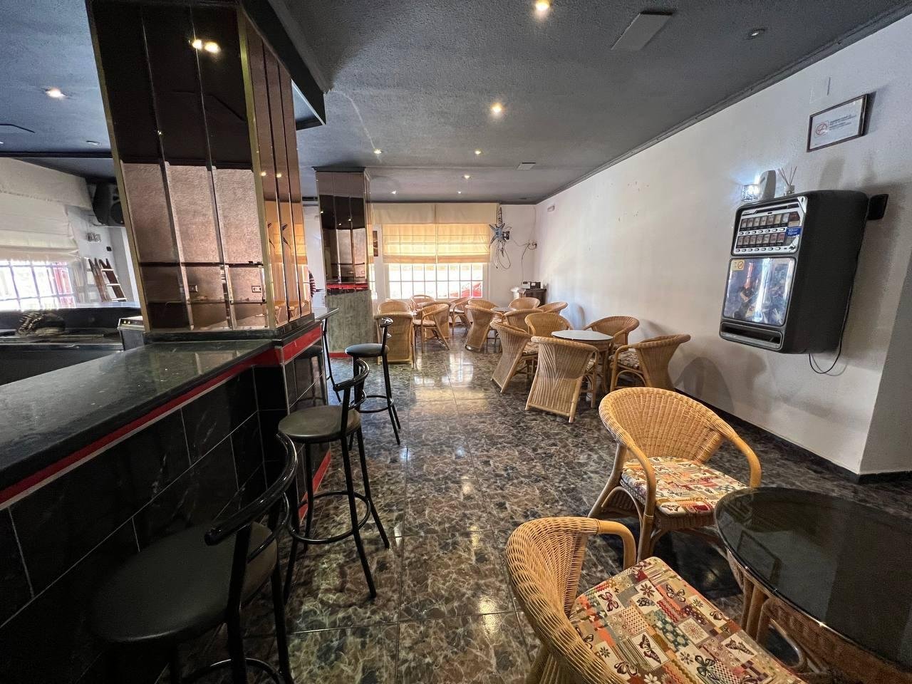 2 Bathroom Commercial in Dolores - Caza De Casa