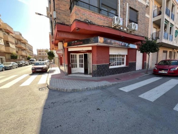 2 Bathroom Commercial in Dolores - Caza De Casa