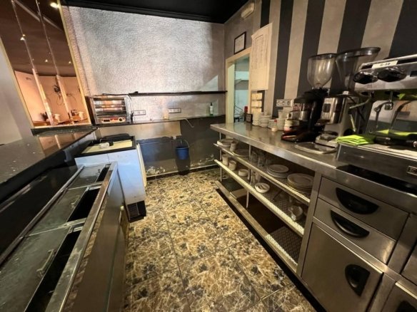 2 Bathroom Commercial in Dolores - Caza De Casa
