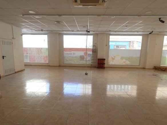 1 Bath Commercial in Torrevieja - Caza De Casa