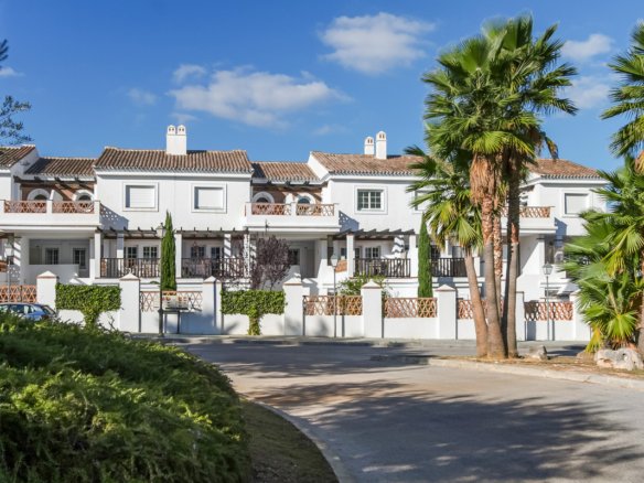 4 Bedroom 3 Bathroom Town House in Lauro Golf - Caza De Casa