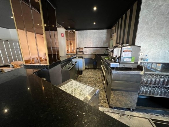2 Bathroom Commercial in Dolores - Caza De Casa