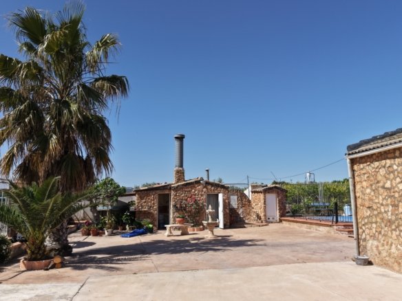 6 Bedroom 3 Bathroom Country House in Yecla - Caza De Casa