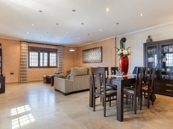 4 Bedroom 3 Bathroom Villa in Los Montesinos - Caza De Casa