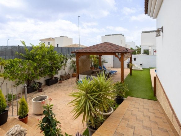 4 Bedroom 3 Bathroom Villa in Los Montesinos - Caza De Casa