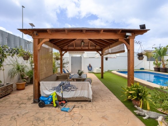 4 Bedroom 3 Bathroom Villa in Los Montesinos - Caza De Casa