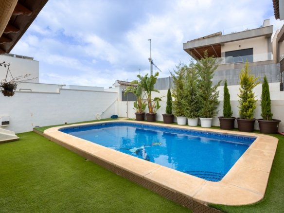 4 Bedroom 3 Bathroom Villa in Los Montesinos - Caza De Casa