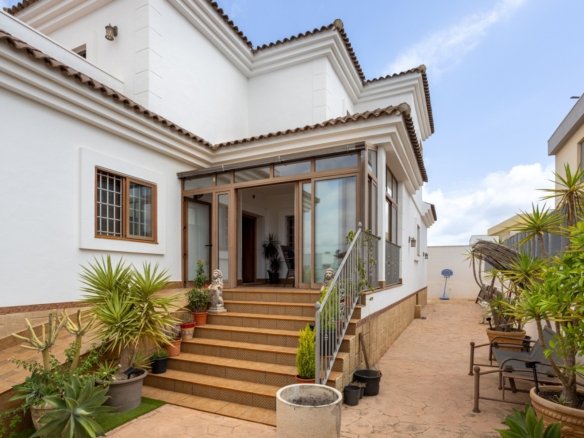 4 Bedroom 3 Bathroom Villa in Los Montesinos - Caza De Casa