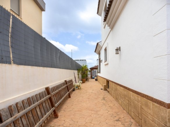 4 Bedroom 3 Bathroom Villa in Los Montesinos - Caza De Casa