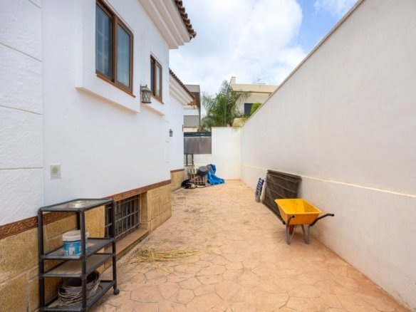 4 Bedroom 3 Bathroom Villa in Los Montesinos - Caza De Casa