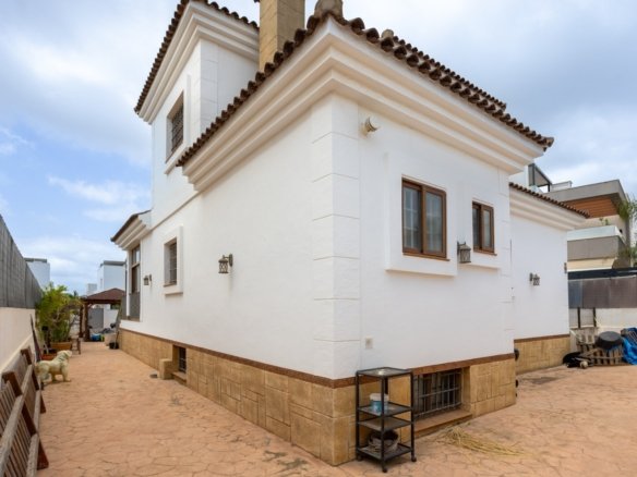 4 Bedroom 3 Bathroom Villa in Los Montesinos - Caza De Casa