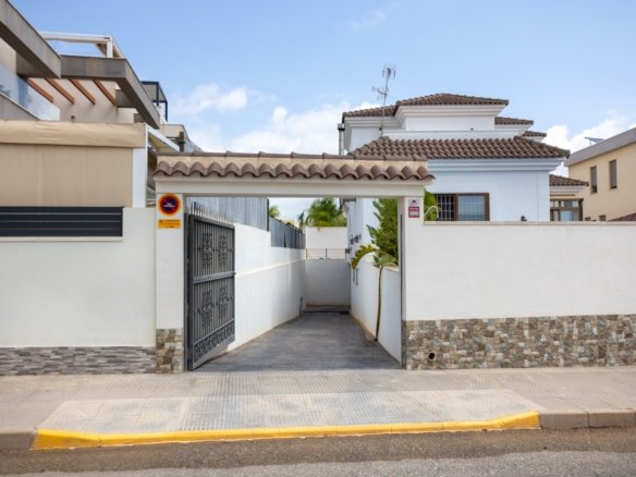 4 Bedroom 3 Bathroom Villa in Los Montesinos - Caza De Casa