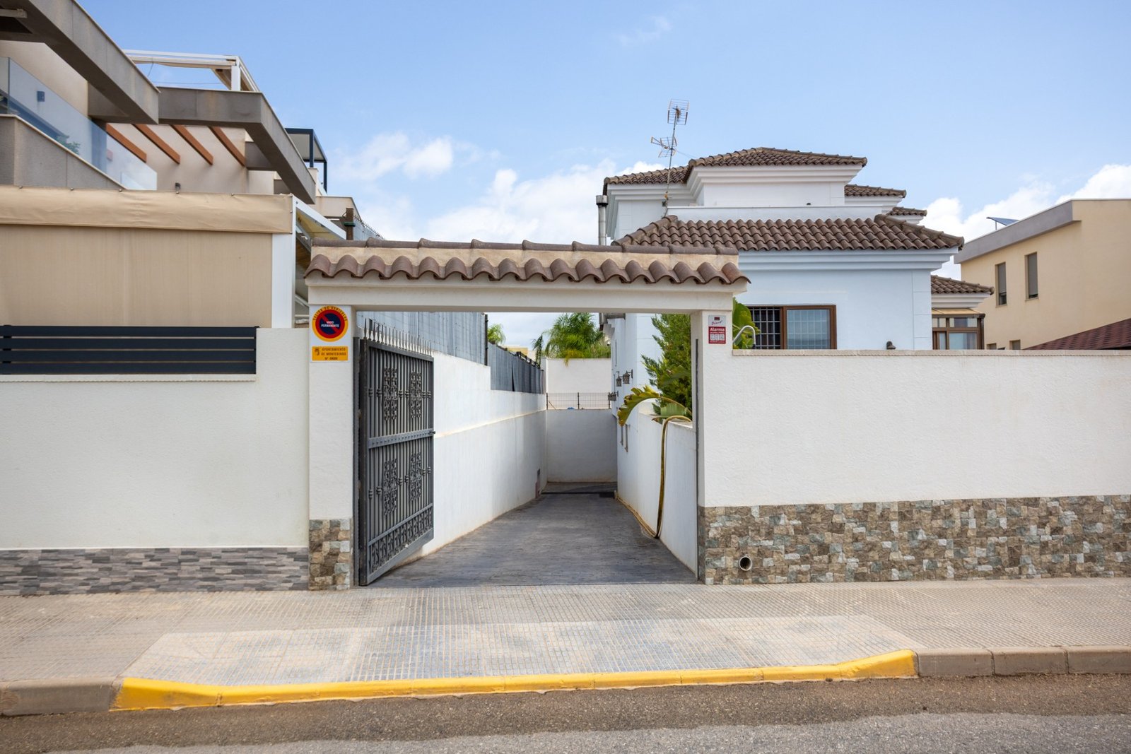 4 Bedroom 3 Bathroom Villa in Los Montesinos - Caza De Casa