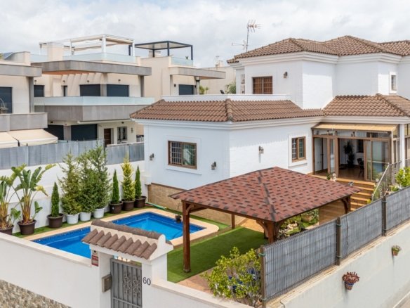 4 Bedroom 3 Bathroom Villa in Los Montesinos - Caza De Casa