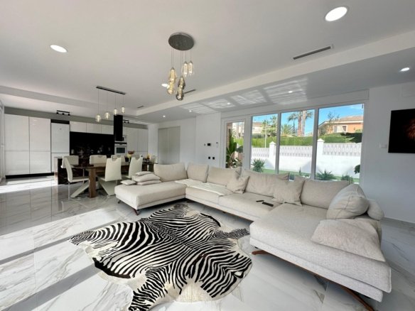 5 Bedroom 3 Bathroom Villa in Petrer - Caza De Casa