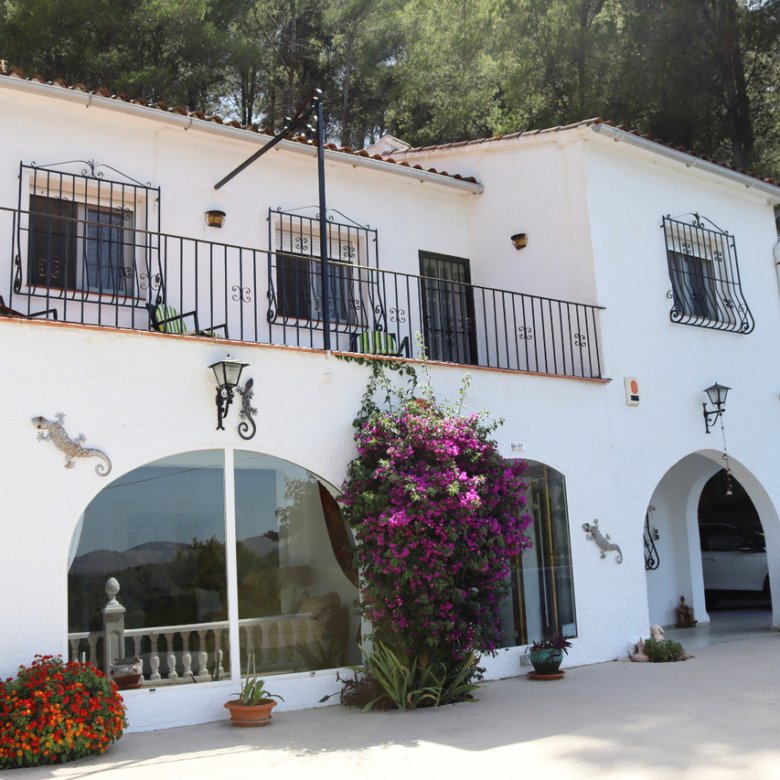 5 Bed 2 Bath Villa in Parcent - Caza De Casa