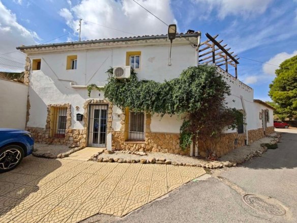 4 Bedroom 2 Bathroom Country House in Raspay - Caza De Casa