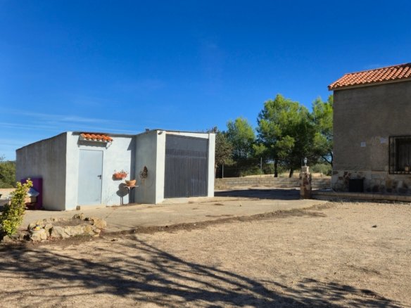4 Bedroom 1 Bathroom Country House in Almansa - Caza De Casa