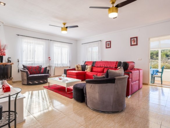 3 Bedroom 2 Bathroom Country House in La Zarza - Caza De Casa
