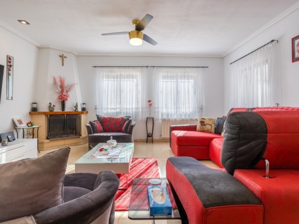 3 Bedroom 2 Bathroom Country House in La Zarza - Caza De Casa